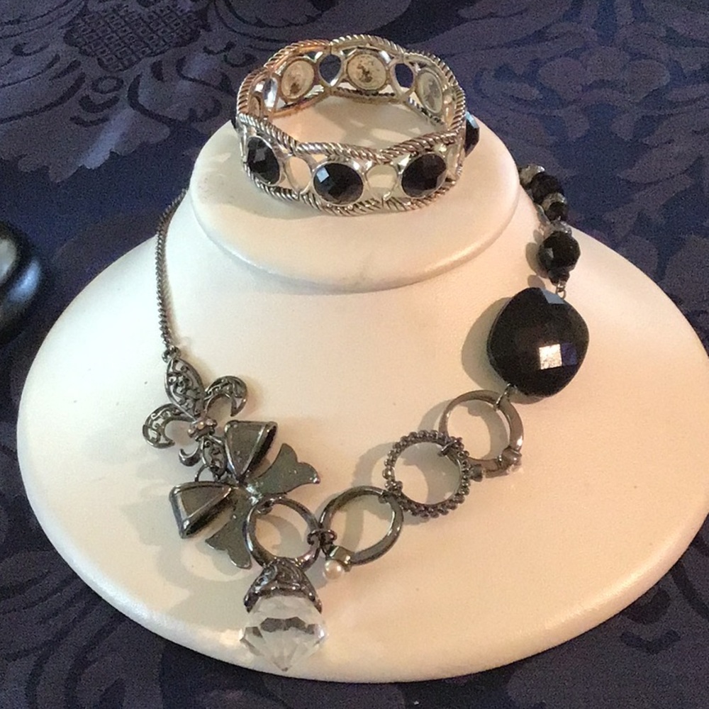 Gorgeous set of Necklace and Bracelet Silver and Gun Metal Tone New w/o tags.